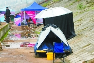 三峡蓄水嘉陵江成钓鱼天堂 几十顶帐篷江边安家 图