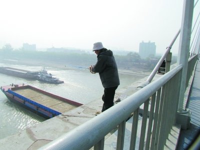 武汉一市民翻越护栏 月湖桥上钓鱼 危险