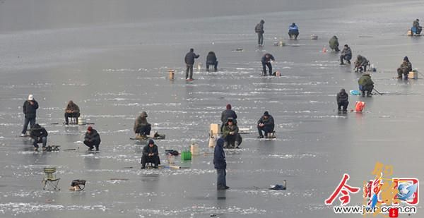冰钓爱好者在海河上凿冰钓鱼,安全？