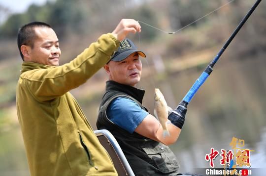 失去双臂双腿 18年修炼后成钓鱼达人-刘帮华