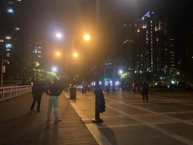 有携天文望远镜观星的，竟还有来钓鱼的！世纪公园24小时开放测试首夜，来了80个游客