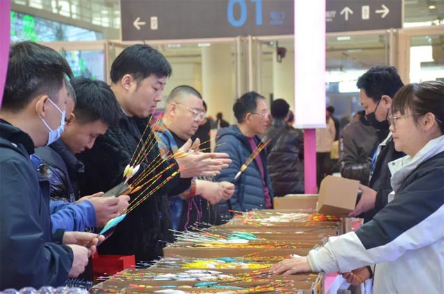 天津渔具展上，消费者在选购浮漂